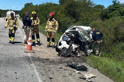 Acidente entre carro e carreta deixa um morto na BR-293, em Piratini<!-- NICAID(15899205) -->