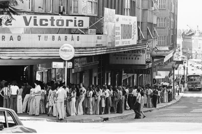 Fila na porta do cinema Victória, em Porto Alegre, para assistir o filme Tubarão.*OBS CDI: fotógrafo identificado apenas como Juan no envelope original de negativos.#envelope: 111900<!-- NICAID(9725848) -->