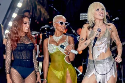 Anitta, Miley Cyrus e Saweetie se encontraram no evento de fim de ano "Miley's New Years Eve Party".<!-- NICAID(14983683) -->