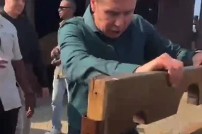 Prefeito de Farroupilha, Fabiano Feltrin, recebe Jair Bolsonaro em Farroupilha, nesta quinta-feira (25). Em transmissão ao vivo nas redes sociais, Feltrin diz que homenagem a Alexandre de Moraes, do Supremo Tribunal Federal, é "botar na guilhotina".<!-- NICAID(15822960) -->