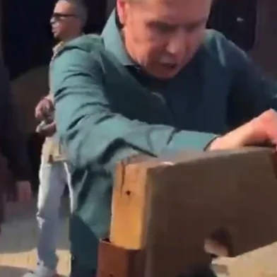 Prefeito de Farroupilha, Fabiano Feltrin, recebe Jair Bolsonaro em Farroupilha, nesta quinta-feira (25). Em transmissão ao vivo nas redes sociais, Feltrin diz que homenagem a Alexandre de Moraes, do Supremo Tribunal Federal, é "botar na guilhotina".<!-- NICAID(15822960) -->