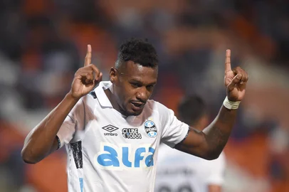 Gremio's midfielder #08 Edenilson celebrates scoring his team's first goal during the Copa Sudamericana group stage football match between Argentina's Godoy Cruz and Brazil's Gremio at the Malvinas Argentinas stadium in Mendoza, Argentina, on April 24, 2025. (Photo by Andres LARROVERE / AFP)Editoria: SPOLocal: MendozaIndexador: ANDRES LARROVERESecao: soccerFonte: AFPFotógrafo: STR<!-- NICAID(16023881) -->