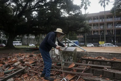 PORTO ALEGRE, RS, BRASIL, 10-06-2026: Antônio das Chagas Motta, 90, limpa a placa de inauguração do coreto, no governo do prefeito Alceu Collares. Demolição do coreto em uma praça em frente ao Colégio Júlio de Castilhos. Foto: Mateus Bruxel/Agencia RBSIndexador: MATEUS BRUXEL<!-- NICAID(16303340) -->