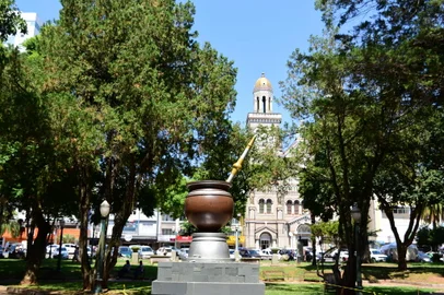 Praça da Cuia / Praça Marechal Floriano com Cuia e Catedral ao fundo. Foto: Diogo Zanatta / Especial<!-- NICAID(15348810) -->
