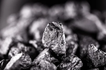 PORTO ALEGRE, RS, BRASIL, 01-08-2025: Mineral nióbio. Foto: RHJ/stock.adobe.comFonte: 276451572<!-- NICAID(16093114) -->