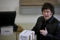 Argentina's President Javier Milei casts his vote at a polling station during the legislative elections in the city of Buenos Aires on May 18, 2025. President Javier Milei's government faces a key date in Argentina's electoral calendar this Sunday, with the election of legislators in the city of Buenos Aires, in which it seeks to impose itself as the main right-wing option against a Peronism (opposition) that will try to take advantage of the fragmentation to win. (Photo by Emiliano Lasalvia / AFP)Editoria: POLLocal: Buenos AiresIndexador: EMILIANO LASALVIASecao: electionFonte: AFPFotógrafo: STR<!-- NICAID(16040468) -->