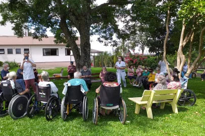 Idosos do lar são francisco de assis começam a retomar rotina após surto de covid. na foto, fazem atividades ao ar livre.<!-- NICAID(14683457) -->