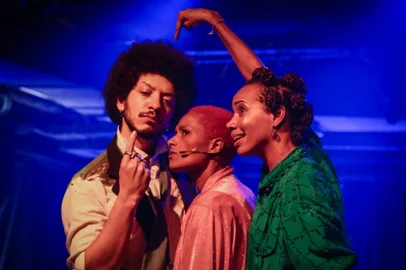 Descrição: A trajetória de uma das maiores artistas brasileiras, Leci Brandão, é contada em um musical a partir das histórias de seus orixás, Ogum e Iansã, por meio do doce olhar de sua mãe, Dona Leci, e um de seus grandes aliados nessa trajetória, Zé do Caroço. O caminho trilhado pela artista, da ala de compositores da Mangueira à Assembleia Legislativa de São Paulo, é mostrado em cena ao som de sucessos como “Isso é fundo de quintal” e “Zé do Caroço”<!-- NICAID(15906515) -->