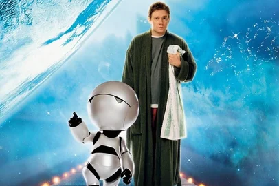 O Guia do Mochileiro das Galáxias é obra escrita por Douglas Adams, homenageado com o Dia da Toalha<!-- NICAID(16042711) -->