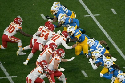 Los Angeles players clash with the Kansas City players during the NFL game between the Kansas City Chiefs and Los Angeles Chargers at the Neo Quimica Arena Stadium in Sao Paulo, Brazil, on September 5, 2025. (Photo by NELSON ALMEIDA / AFP)Editoria: SPOLocal: Sao PauloIndexador: NELSON ALMEIDASecao: American footballFonte: AFPFotógrafo: STF<!-- NICAID(16118478) -->