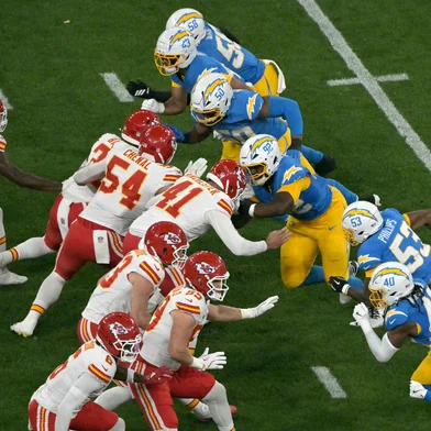 Los Angeles players clash with the Kansas City players during the NFL game between the Kansas City Chiefs and Los Angeles Chargers at the Neo Quimica Arena Stadium in Sao Paulo, Brazil, on September 5, 2025. (Photo by NELSON ALMEIDA / AFP)Editoria: SPOLocal: Sao PauloIndexador: NELSON ALMEIDASecao: American footballFonte: AFPFotógrafo: STF<!-- NICAID(16118478) -->