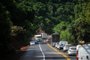 FARROUPILHA, RS, BRASIL, 27/11/2023. Mesmo com liberação, trecho na RS-122 na Serra seguirá sendo monitorado por concessionária. Bloqueado desde o dia 18 de novembro, quando uma forte chuva causou um deslizamento de barreira que impediu completamente a passagem de automóveis, o trecho do km 41 ao km 44 tem trânsito em pista simples. (Bruno Todeschini/Agência RBS)Indexador: BTK<!-- NICAID(15609717) -->