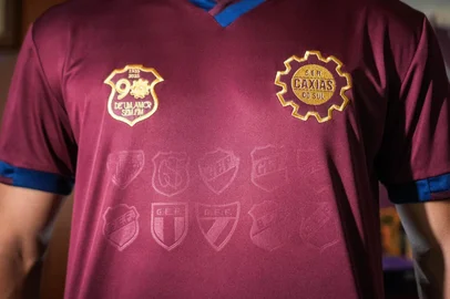 Caxias lançou uma camisa alusiva aos 90 anos. Produzida com tecido puramente grená, o novo manto traz o escudo do Caxias bordado em dourado e detalhes em alto relevo com os escudos históricos do Flamengo, clube que deu origem ao Caxias.<!-- NICAID(16015927) -->