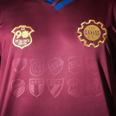 Caxias lançou uma camisa alusiva aos 90 anos. Produzida com tecido puramente grená, o novo manto traz o escudo do Caxias bordado em dourado e detalhes em alto relevo com os escudos históricos do Flamengo, clube que deu origem ao Caxias.<!-- NICAID(16015927) -->