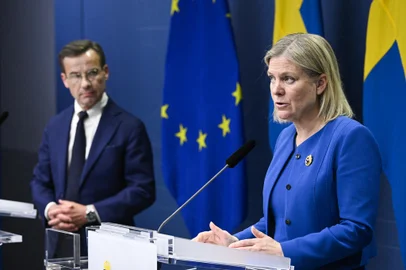 Russia Sweden's Prime Minister Magdalena Andersson (R) and the Moderate Party's leader Ulf Kristersson address a news conference in Stockholm, Sweden, on May 16, 2022. - Sweden will apply for membership in NATO as a deterrent against Russian aggression, Swedish Prime Minister Magdalena Andersson said in a historic reversal of the country's decades-long military non-alignment. "The government has decided to inform NATO that Sweden wants to become a member of the alliance. Sweden's NATO ambassador will shortly inform NATO," Andersson told reporters a day after neighbouring Finland made a similar announcement. (Photo by Henrik MONTGOMERY / various sources / AFP) / Sweden OUTEditoria: POLLocal: StockholmIndexador: HENRIK MONTGOMERYSecao: defenceFonte: TT News AgencyFotógrafo: STR<!-- NICAID(15097009) -->
