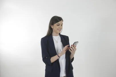 20/10/2023 - PORTO ALEGRE, RS - APP de GZH possibilita ao usuário, além de ler as principais notícias do dia, ouvir a programação da Gaúcha ao vivo. Na imagem, Kelly Matos, apresentadora do programa "Timeline" da Rádio Gaúcha. FOTO: LAURO ALVES, AGÊNCIA RBS<!-- NICAID(15574544) -->