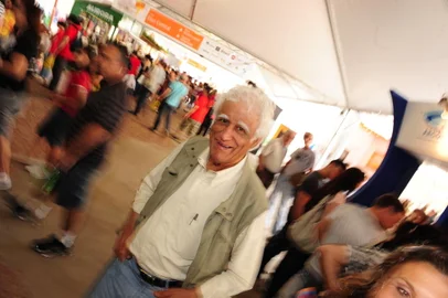 Feira do Livro, autógrafo do Ziraldo.<!-- NICAID(6295657) -->
