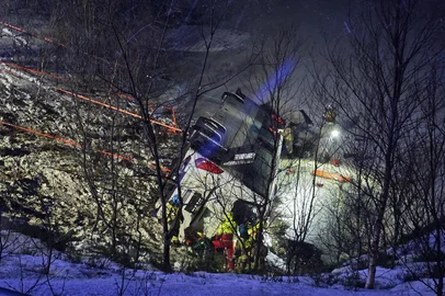 This photograph shows an overturned bus near Hadsel, on December 26, 2024. Three people have died and four are seriously injured after a bus went off the road and ended up partially submerged in a Norwegian lake near the Raftsundet strait. "Many of the passengers on the bus were foreign nationals," police said, adding that 58 people were impacted. (Photo by Marius Birkeland / NTB / AFP) / Norway OUTEditoria: DISLocal: HanøyaIndexador: MARIUS BIRKELANDSecao: transport accidentFonte: NTBFotógrafo: STR<!-- NICAID(15943435) -->
