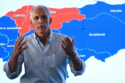 (FILES) Honduras' presidential candidate of the National Party Nasry Asfura speaks in front of a screen projecting a map of Honduras during a press conference in Tegucigalpa on December 1, 2025, a day after the presidential election. Conservative businessman Nasry Asfura, backed by US President Donald Trump, was officially proclaimed the new president of Honduras on December 24, 2025, three weeks after an election marked by a narrow margin of victory and allegations of fraud. (Photo by Marvin RECINOS / AFP)<!-- NICAID(16193409) -->