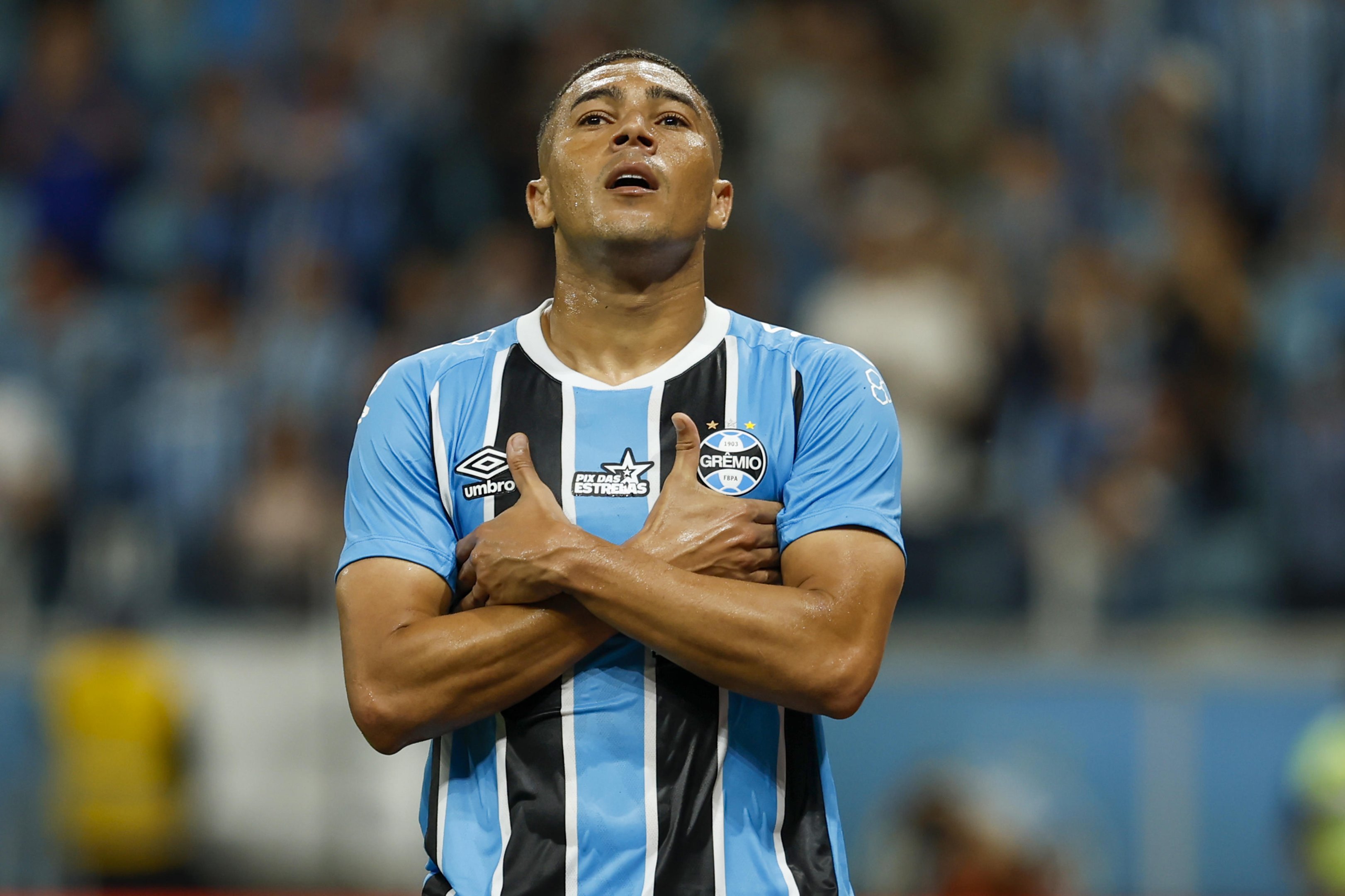 Em alta, Carlos Vinícius vibra com melhora do Grêmio: 