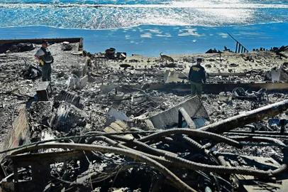 A cadaver dog, from the Los Angeles County Sheriff, sniffs through the rubble of beachfront properties destroyed by the Palisades Fire along Pacific Coast Highway in Malibu, California, on January 12, 2025. US officials warned "dangerous and strong" winds were set to push deadly wildfires further through Los Angeles residential areas January 12 as firefighters struggled to make progress against the flames. At least 24 people have been confirmed dead from blazes that have ripped through the city, reducing whole neighborhoods to ashes and leaving thousands without homes. (Photo by Frederic J. BROWN / AFP)<!-- NICAID(15952913) -->