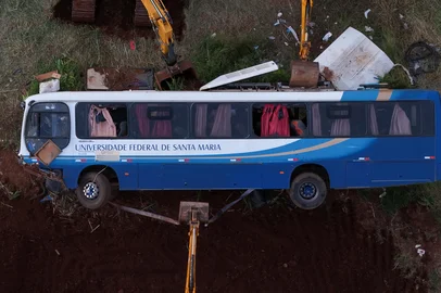 IMIGRANTE, RS, BRASIL - 2025.04.04 - Ônibus com estudantes da UFSM cai em declive e deixa mortos na cidade de Imigrante, no Vale do Taquari. Coletivo, que conduzia grupo de alunos do Colégio Politécnico da universidade, tombou na VRS-481. (Foto: Andre Ávila/ Agência RBS)<!-- NICAID(16010743) -->
