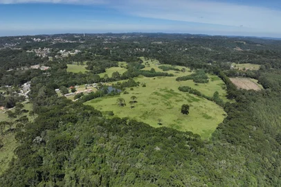 Gramado começou a estruturar um modelo de expansão urbana com a criação de uma centralidade, fora do centro tradicional da cidade. O projeto prevê o desenvolvimento de uma área de cerca de 900 hectares no bairro Mato Queimado. Uma audiência pública para discutir esse projeto acontece hoje (15), às 18 horas, na Câmara Municipal de Vereadores. <!-- NICAID(16265807) -->