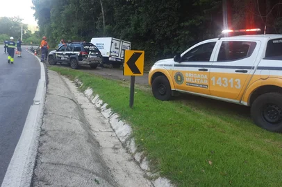 Motociclista morre em acidente na RS-122, em Flores da CunhaUm motociclista de 36 anos morreu em um acidente de trânsito na tarde de sábado (24), na RS-122, em Flores da Cunha. Ele perdeu o controle do veículo e colidiu contra um barranco, no Km 105 da rodovia, pouco depois das 16h. <!-- NICAID(16211021) -->