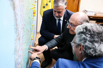 Cristiano Guerra / Divulgação Adversários políticos e concorrentes na disputa por uma vaga no Senado, o deputado federal Paulo Pimenta (PT) e o deputado estadual Frederico Antunes (PSD) uniram forças para ajudar os donos de free shops terrestres a resolverem problemas com quatro órgãos federais que dificultam as importações de produtos _ Anvisa, Ministério da Agricultura, Inmetro e Anatel. Acompanhados de lojistas, os dois se reuniram nesta quarta-feira com o presidente em exercício, Geraldo Alckmin, e o convidaram para visitar Uruguaiana e Santana do Livramento para conhecer o bem-sucedido projeto das lojas francas terrestres. <!-- NICAID(16308720) -->