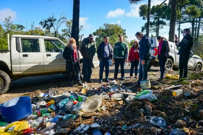 *A PEDIDO DE CIRO FABRES* Prefeito Adiló Didomenico e integrantes do primeiro escalão conferem lixão na Rua Líbera Rizzo, no bairro São Caetano. Foto: João Pedro Bressan/Divulgação<!-- NICAID(15102505) -->