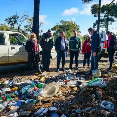 *A PEDIDO DE CIRO FABRES* Prefeito Adiló Didomenico e integrantes do primeiro escalão conferem lixão na Rua Líbera Rizzo, no bairro São Caetano. Foto: João Pedro Bressan/Divulgação<!-- NICAID(15102505) -->