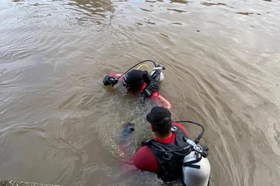 Perícia analisa se corpo encontrado no Rio Mampituba é de jovem desaparecido desde segunda-feira<!-- NICAID(16095235) -->