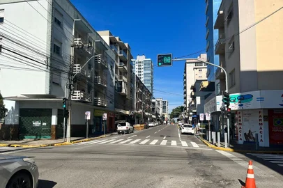 Ruas centrais de Farroupilha ganham semáforos com contagem regressiva. Equipamentos são inéditos na cidade e começaram a ser instalados nesta terça-feira (27 de junho).<!-- NICAID(15467742) -->