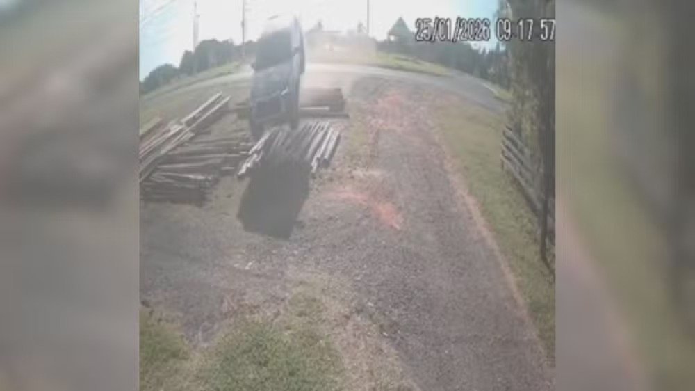 Caminhonete desgovernada invade madeireira e capota na Estrada do Mar, em Arroio do Sal; veja v&iacute;deo