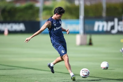 O meia Gabriel Silva participa de treino do Grêmio no CT Luiz Carvalho.<!-- NICAID(15351850) -->