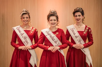 Cesar Silvestro / Divulgação Inscrições abertas para eleger corte da 22ª Festa Nacional do Vinho, em Bento Gonçalves. Na foto: a Imperatriz do Vinho, Laura Strozak, e as Damas de Honra Yasmin Barbacovi e Graziele Miszevski<!-- NICAID(16168729) -->