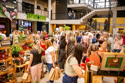 Neste sábado e domingo ocorre a 84ª edição do Le Marché Chic, no Pátio da Estação. Neste ano, a feira tem como tema “Arte em Movimento” e contará com a presença de personalidades caxienses que irão comandar o setlist do evento.<!-- NICAID(16008643) -->