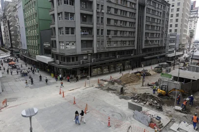 Porto Alegre, RS, Brasil, 29-10-2024: Obras na Esquina Democratica, na regiao central. Foto: Mateus Bruxel / Agencia RBSIndexador: MATEUS BRUXEL<!-- NICAID(15901896) -->