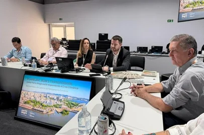 Foto do secretário de Meio Ambiente de Porto Alegre, Germano Bremm, na COP30 apresentando plano de ação para a cidade de tornar mais resiliente a eventos extremos <!-- NICAID(16165630) -->