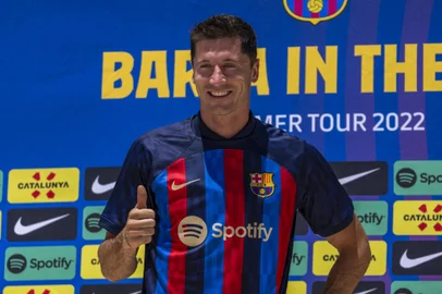 FC Barcelona Introduce Robert LewandowskiFORT LAUDERDALE, FL - JULY 20: Robert Lewandowski poses during the press conference introducing him to FC Barcelona at Conrad Fort Lauderdale Beach on July 20, 2022 in Fort Lauderdale, Florida.   Eric Espada/Getty Images/AFP (Photo by Eric Espada / GETTY IMAGES NORTH AMERICA / Getty Images via AFP)Editoria: SPOLocal: Fort LauderdaleIndexador: ERIC ESPADASecao: soccerFonte: GETTY IMAGES NORTH AMERICA<!-- NICAID(15154324) -->