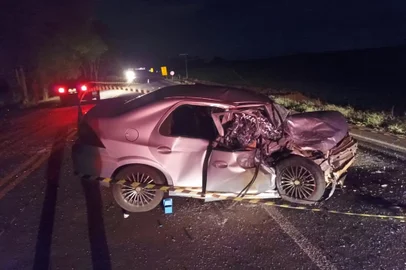 Uma  pessoa morreu e outras quatro ficaram feridas em um acidente entre dois carros na RS-142, em Não me Toque, no norte de RS, na noite de domingo (21)<!-- NICAID(15656753) -->