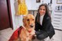 CAXIAS DO SUL, RS, BRASIL, 11/10/2023. Katiucia Rosário tem uma confecção de roupas só para pets. Na foto ela e sua golden Lola. (Neimar De Cesero/Agência RBS)Indexador: NEIMAR DE CESERO<!-- NICAID(15566707) -->