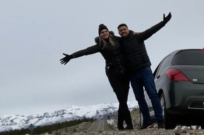 Débora Jacobus e Gabriel de Oliveira foram até Bariloche de carro<!-- NICAID(16069277) -->