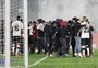 Dois torcedores do Colo-Colo morrem antes da partida contra o Fortaleza pela Libertadores; gramado é invadido e jogo cancelado