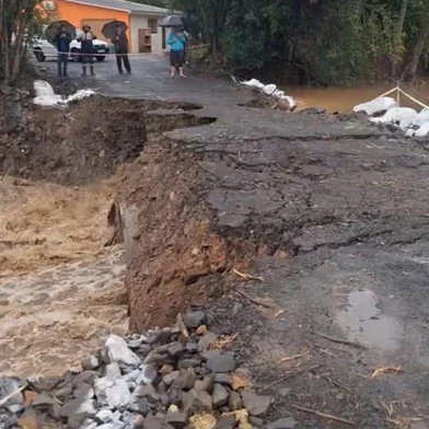 Chuva derruba ponte provisória em Sobradinho<!-- NICAID(16046493) -->