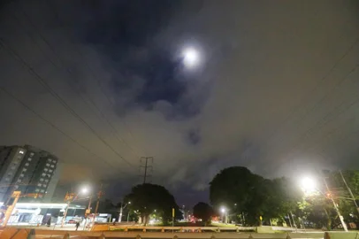 Pessoas na rua em Porto Alegre em começo de manhã fria no outono de 2022<!-- NICAID(15100089) -->