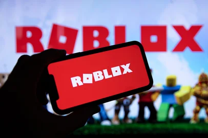 ink drop / stock.adobe.com LONDON, UK - March 2021: Person holding a smartphone with Roblox game logoLONDON, UK - March 2021: Person holding a smartphone with Roblox game logo. Foto: ink drop/stock.adobe.comFonte: 419869213<!-- NICAID(16204686) -->
