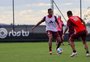 Fernando volta a treinar com bola e vira atração na reapresentação do Inter