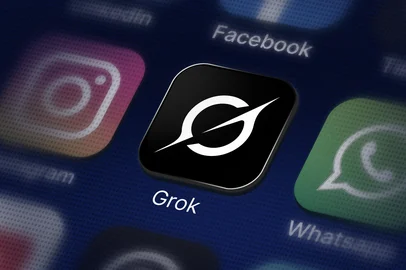 Grok Company logo on the smartphone. Foto:  Francois Eichinger  / stock.adobe.comFonte: 1864347796<!-- NICAID(16211694) -->