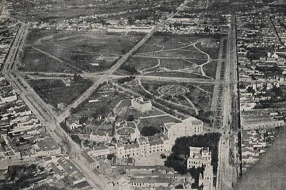 Em foto publicada em 1929, Rua Santana ainda cortando o Campo da Redenção.<!-- NICAID(16287345) -->